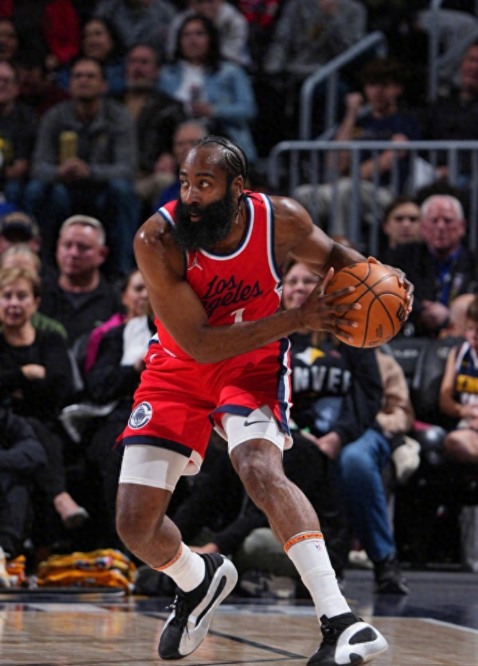 今晚尤文图斯备战NBA季后赛，临场应变细节曝光，气氛紧张，控场能力受关注的简单介绍